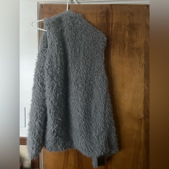 Faux fur vest - Picture 2 of 3